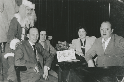 876479 Afbeelding van het bezoek van de kerstman aan café Dikke Dries (Waterstraat 32) in Wijk C te Utrecht, met aan ...